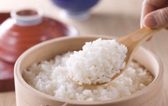 Bí quyết nấu và bảo quản cơm ngày hè để cơm không bị thiu