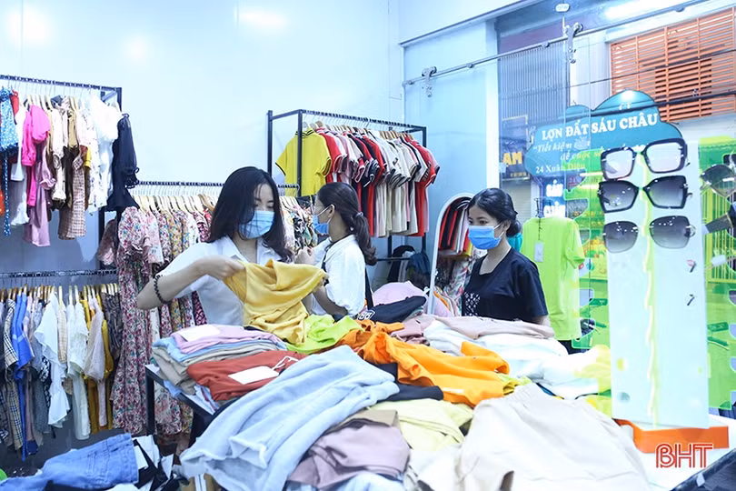 Người dân TP Hà Tĩnh đóng cửa hàng quán để phòng dịch Covid-19