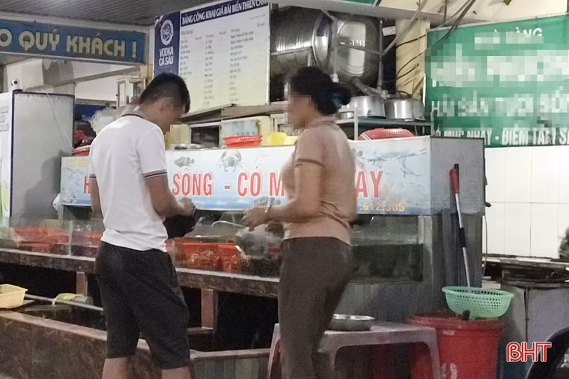 Nhiều người dân Hà Tĩnh đổ về bãi biển tránh nóng, “phớt lờ” khuyến cáo phòng dịch Covid-19