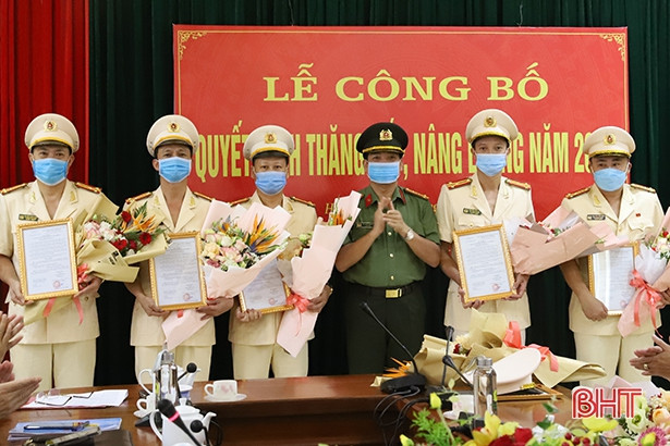 Công an Hà Tĩnh công bố quyết định thăng cấp bậc hàm, nâng bậc lương