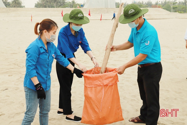 Huyện đoàn Nghi Xuân ra quân làm sạch biển