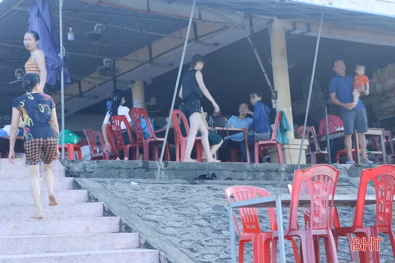 Nhiều người dân Hà Tĩnh đổ về bãi biển tránh nóng, “phớt lờ” khuyến cáo phòng dịch Covid-19