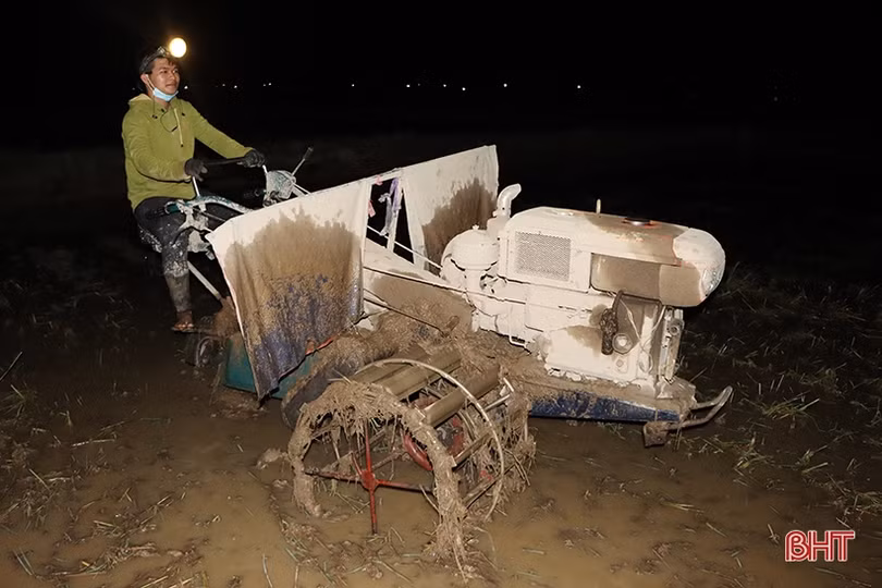 Hà Tĩnh: Thợ cày “trốn” nóng làm xuyên đêm hỗ trợ nhà nông gieo cấy sớm