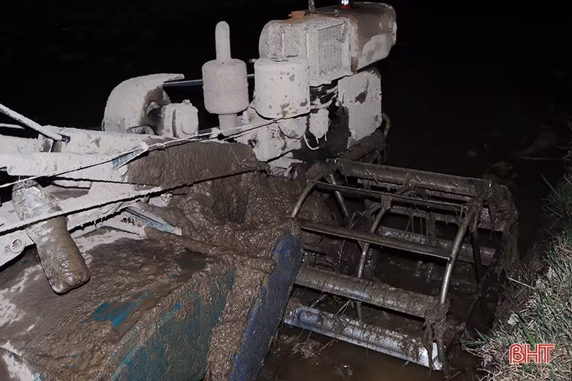 Hà Tĩnh: Thợ cày “trốn” nóng làm xuyên đêm hỗ trợ nhà nông gieo cấy sớm