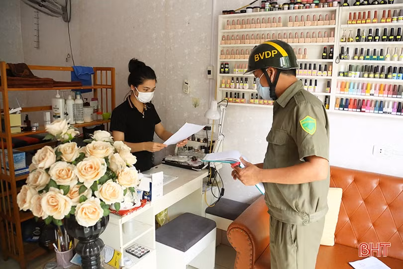 Người dân TP Hà Tĩnh đóng cửa hàng quán để phòng dịch Covid-19