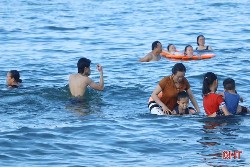 Nhiều người dân Hà Tĩnh đổ về bãi biển tránh nóng, “phớt lờ” khuyến cáo phòng dịch Covid-19