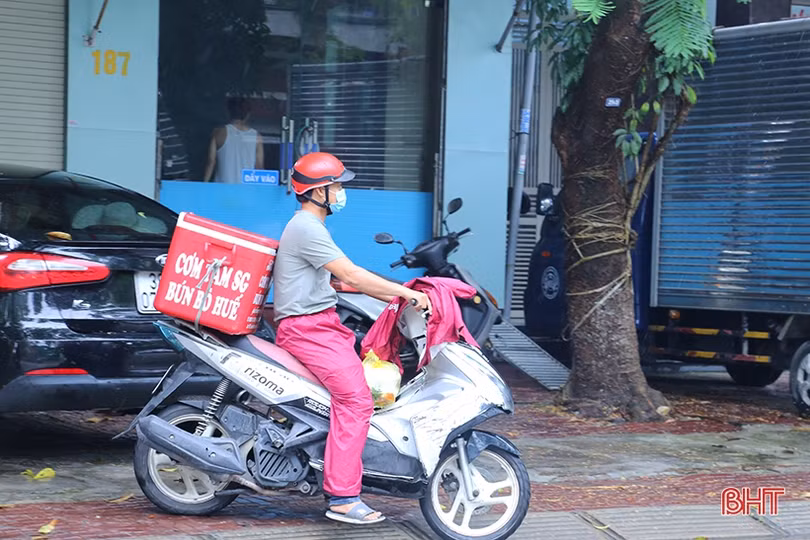 Người dân TP Hà Tĩnh đóng cửa hàng quán để phòng dịch Covid-19