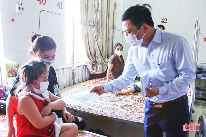 Phó Chủ tịch UBND tỉnh Lê Ngọc Châu tặng quà cho bệnh nhi tại BVĐK Hà Tĩnh