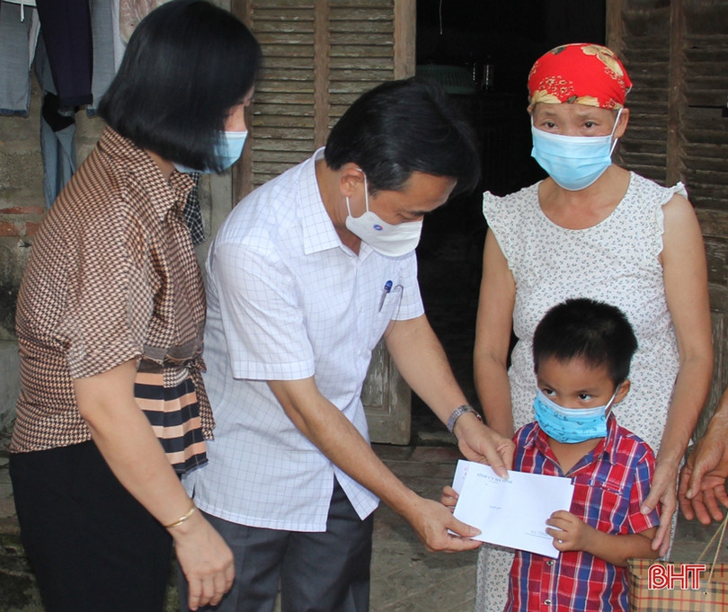 Phó Bí thư Thường trực Tỉnh ủy tặng quà trẻ em, động viên gia đình có 2 cháu nhỏ vừa đuối nước