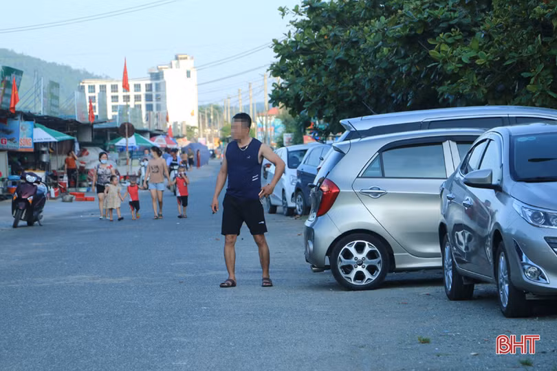 Nhiều người dân Hà Tĩnh đổ về bãi biển tránh nóng, “phớt lờ” khuyến cáo phòng dịch Covid-19