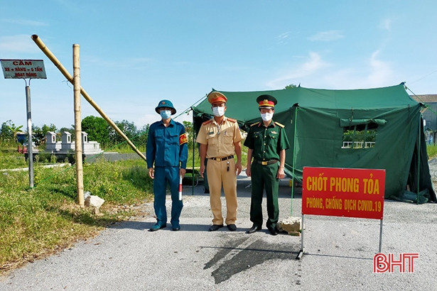 Tăng cường 60 cán bộ, chiến sỹ cho 15 chốt phòng dịch ở TP. Hà Tĩnh