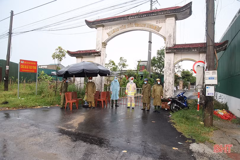 Huy động hơn 100 cán bộ, chiến sĩ công an Hà Tĩnh trực chốt phòng dịch Covid-19