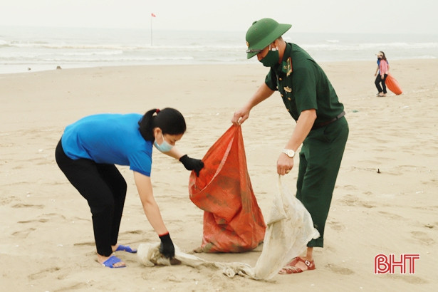 Huyện đoàn Nghi Xuân ra quân làm sạch biển