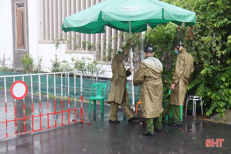 Huy động hơn 100 cán bộ, chiến sĩ công an Hà Tĩnh trực chốt phòng dịch Covid-19