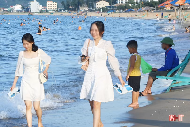 Nhiều người dân Hà Tĩnh đổ về bãi biển tránh nóng, “phớt lờ” khuyến cáo phòng dịch Covid-19