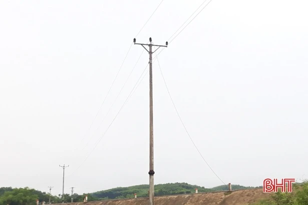 Sét đánh gây sự cố đường dây, hơn 1.000 người dân Hương Khê bị mất điện