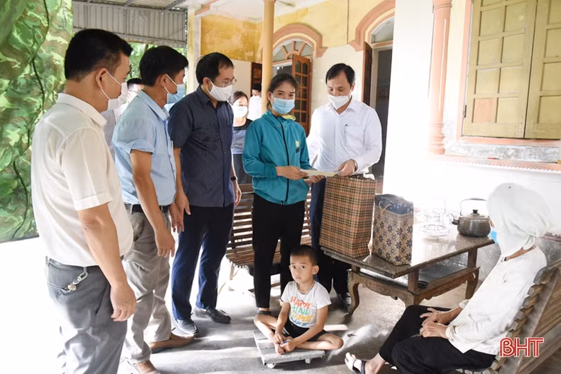 Bí thư Tỉnh ủy tặng quà các trẻ em có hoàn cảnh khó khăn ở TP Hà Tĩnh và Lộc Hà