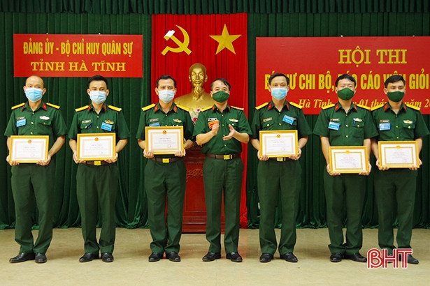 Trao chứng nhận cho 35 bí thư chi bộ, báo cáo viên quân sự giỏi