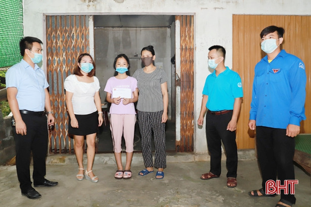 Huyện đoàn Nghi Xuân ra quân làm sạch biển