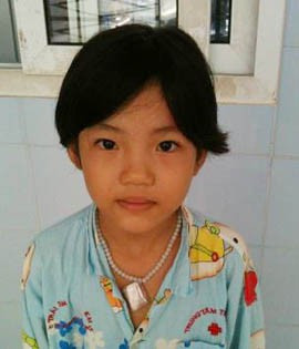 Từ nay, cô bé Thương dễ thương sẽ là chủ nhân của Trái tim khỏe khoắn kết tinh tình yêu thương. Ảnh: GH