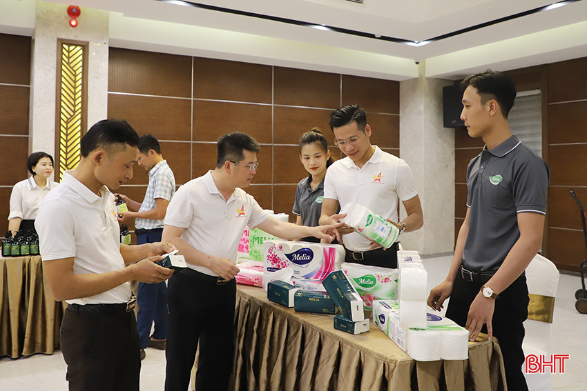 Trong khuôn khổ chương trình, 20 doanh nghiệp Thừa Thiên Huế và Hà Tĩnh đã trưng bày gian hàng giới thiệu, quảng bá các sản phẩm đến với đại biểu. 7.jpg