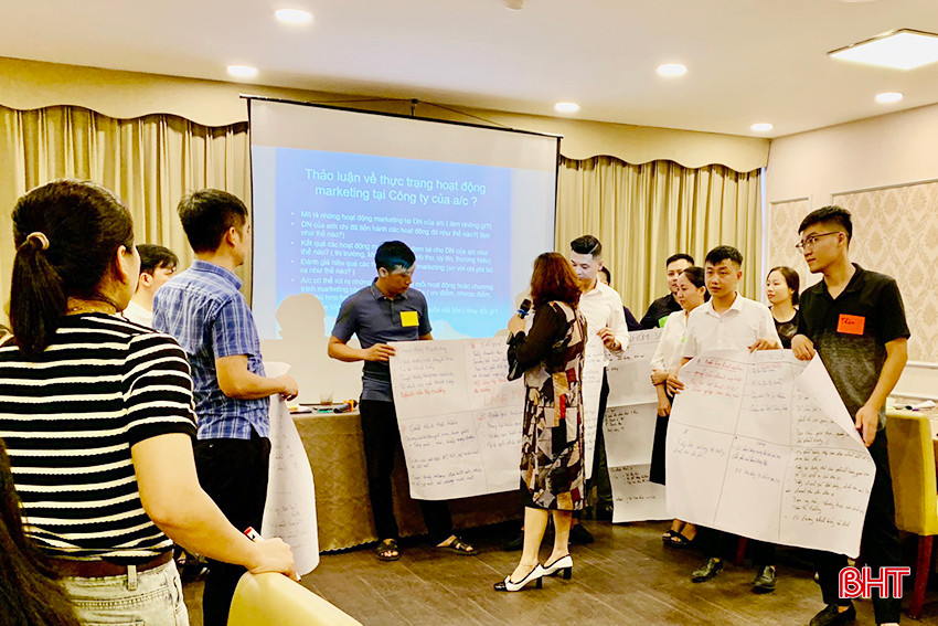 Học viên được làm việc nhóm giải quyết các vấn đề phát sinh thực tế tại doanh nghiệp trong quá trình bán hàng. 2.jpg