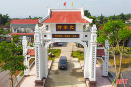 Khi cổng làng "sính"... chữ Hán