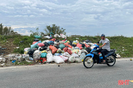 Tuyến đê La Giang "ngập" rác sau bão lũ