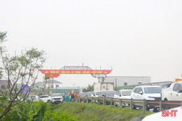 Hàng trăm xế hộp tất tả "chạy lũ" ở hạ lưu hồ Kẻ Gỗ