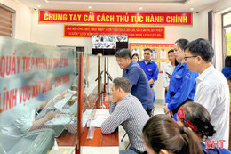 Chủ tịch Ủy ban MTTQ tỉnh động viên tuổi trẻ ra quân hỗ trợ chính quyền số