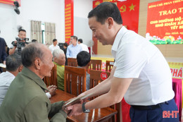 Chủ tịch UBND tỉnh Phan Thiên Định trao quà Tết cho các hộ khó khăn