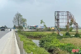 Nhiều biển quảng cáo dọc QL 1 Hà Tĩnh xuống cấp