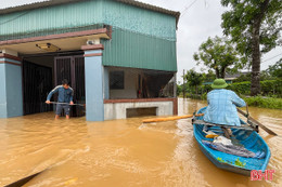 Nhiều vùng ở Cẩm Xuyên vẫn ngập sâu, người dân tranh thủ dọn dẹp khi nước rút