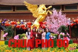 Linh vật ngựa vàng thành điểm nhấn du xuân tại chùa Phổ Độ