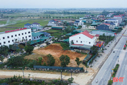 Quá thời hạn di dời, bãi tập kết đất vẫn tồn tại trong khu dân cư 