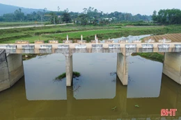 Nơm nớp khi qua cầu bị gãy lan can