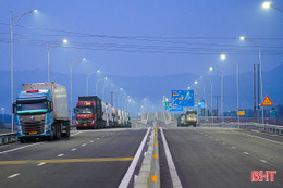 Hàng dài xe tải dừng đỗ tùy tiện dọc lối ra vào cao tốc qua Hà Tĩnh