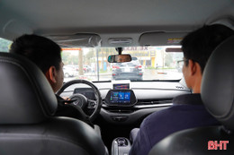 Giá xăng dầu tăng cao, người dân chuyển hướng dùng taxi điện 