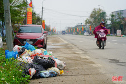 Chậm trễ thu gom xử lý, rác thải “vây” đường tỉnh 549