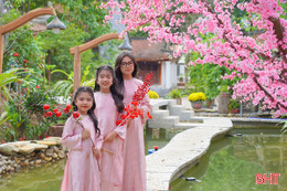 Giới trẻ thích thú vãn cảnh ngôi chùa gắn liền với Hải Thượng Lãn Ông