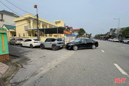 Đỗ xe tràn khúc cua, người dân lo tai nạn "rình rập"