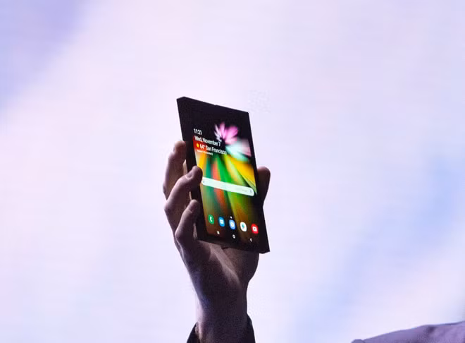 Smartphone thân gập của Samsung tên Galaxy F, giá từ 1.770 USD