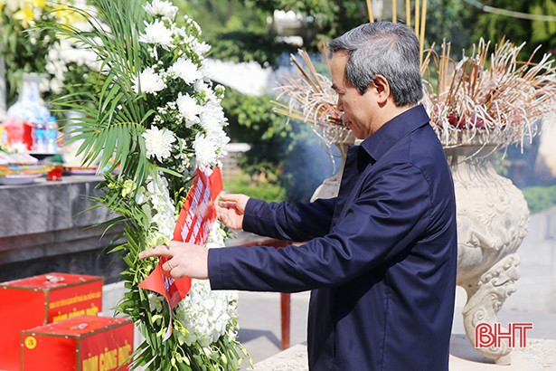 Trưởng ban Kinh tế Trung ương dâng hương tại Ngã ba Đồng Lộc