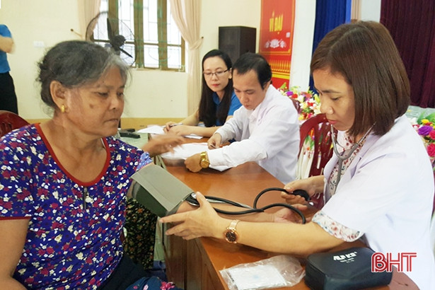 Trao kế sinh nhai cho nạn nhân bom mìn ở Can Lộc