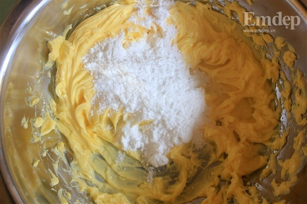 Mẹ khéo tay làm bánh quy bơ vị quế giòn tan cho bé ngày cuối tuần