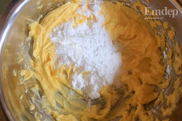 Mẹ khéo tay làm bánh quy bơ vị quế giòn tan cho bé ngày cuối tuần