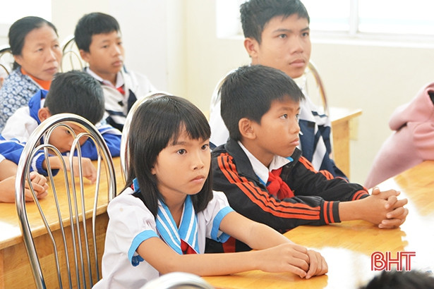 Vingroup trao học bổng cho 188 HSSV nghèo học giỏi Hà Tĩnh