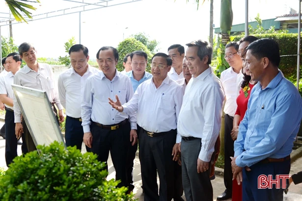 Trưởng ban Kinh tế Trung ương Nguyễn Văn Bình chung vui ngày hội Đại đoàn kết tại Đức Thọ