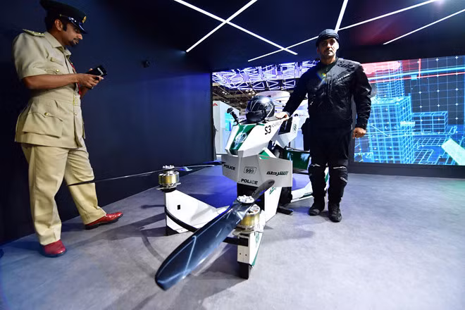 Cảnh sát Dubai tập sử dụng xe bay để bắt tội phạm