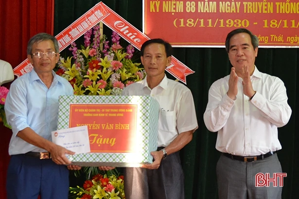 Trưởng ban Kinh tế Trung ương Nguyễn Văn Bình chung vui ngày hội Đại đoàn kết tại Đức Thọ